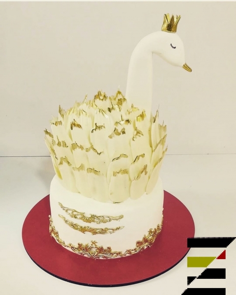 کیک قوی طلایی در شیرینی مها