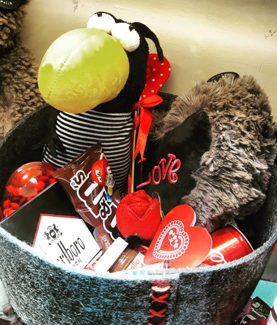 پینیاتا طراحی و ارائه دهنده تزیینات جشن تولد پاساژ قائم تجریش